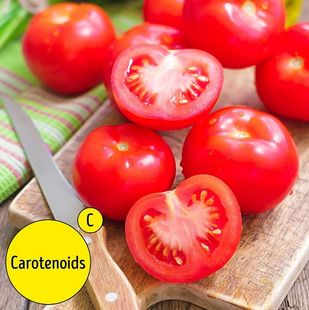 10. Cà chua: Đây là một nguồn vitamin C tốt, chứa các carotenoids như lycopene, lutein, alpha-carotene và beta-carotene. Chất chống oxy hóa carotenoids bảo vệ làn da của bạn khỏi ánh nắng mặt trời và ngăn ngừa nếp nhăn, đồng thời giúp chống viêm. Để cà chua phát huy lợi ích tốt nhất cho da hãy nấu chúng bằng cách sử dụng chất béo lành mạnh như dầu ô liu, thay vì ăn sống. Ăn cà chua được nấu chín giúp cơ thể hấp thụ nhiều lycopene hơn.