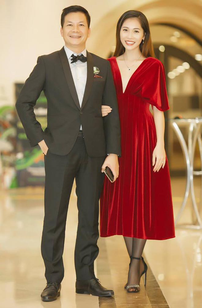 Bước sang tuổi 32, bà xã Shark Hưng vẫn gìn giữ được làn da trắng mịn màng, đôi chân thon thả vòng vòng eo nhỏ nhắn.