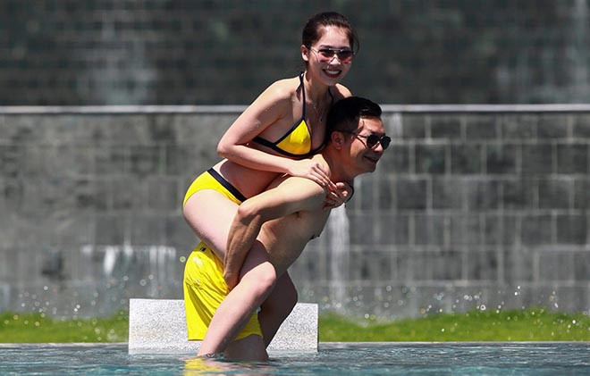 Trên trang cá nhân của mình, bà xã Shark Hưng có chia sẻ một số hình ảnh tập luyện bộ môn yoga. Bộ môn có nguồn gốc từ Ấn Độ này được xem là phương pháp hoàn hảo cho cả thể chất và tinh thần.