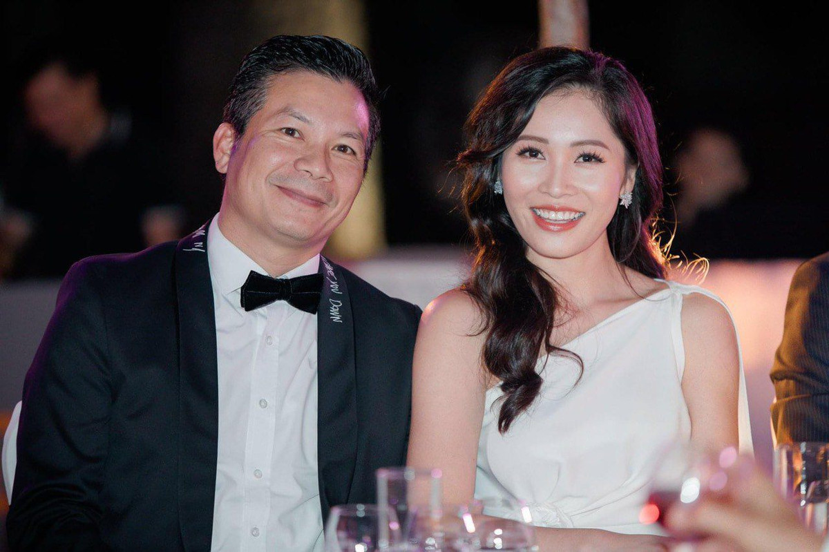 Bà xã Nguyễn Thu Trang của Shark Hưng là Á hậu 1 cuộc thi Hoa hậu Việt Nam tại Séc năm 2010. Cô cũng từng lọt chung kết Hoa hậu thế giới người Việt cùng năm. Người đẹp sinh năm 1988 gây ấn tượng với người đối diện bởi vẻ đẹp nhẹ nhàng, vóc dáng nuột nà.