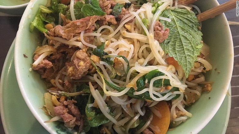 Bún bò Nam Bộ được chế biến từ các nguyên liệu: bún, thịt bò xào, các loại rau xanh, lạc rang…