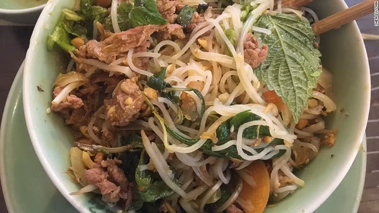 Bún bò Nam Bộ được chế biến từ các nguyên liệu: bún, thịt bò xào, các loại rau xanh, lạc rang…