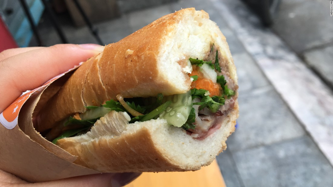 Bánh mì là một trong những món ăn đường phố nổi tiếng nhất Việt Nam. Những chiếc bánh mì giòn rụm bên trong là thịt lợn, xúc xích, rau mùi...