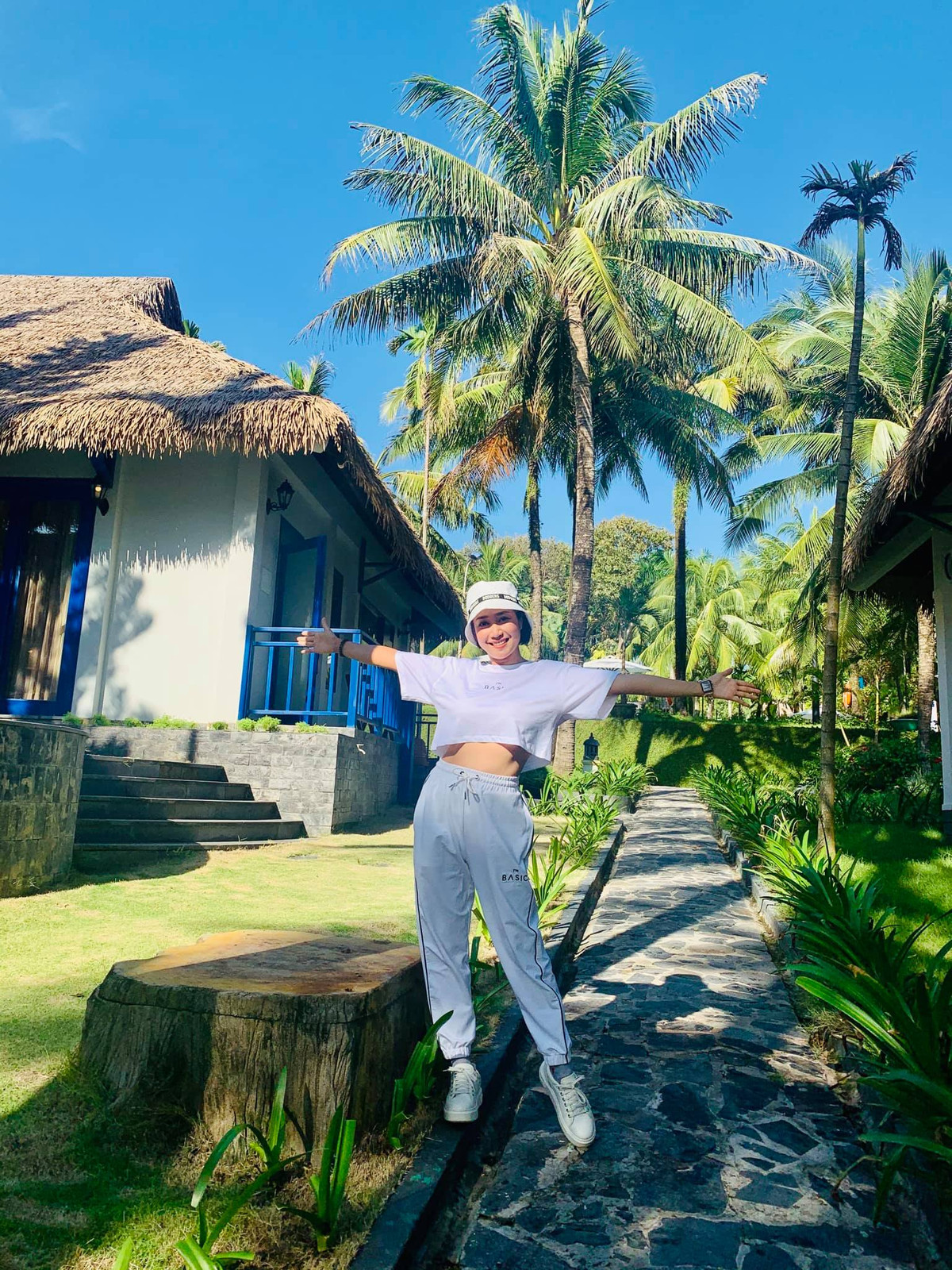 Nhờ vóc dáng thon thả, nữ diễn viên tự tin với phong cách thời trang trẻ trung khoe eo thon. Ảnh: FBNV.