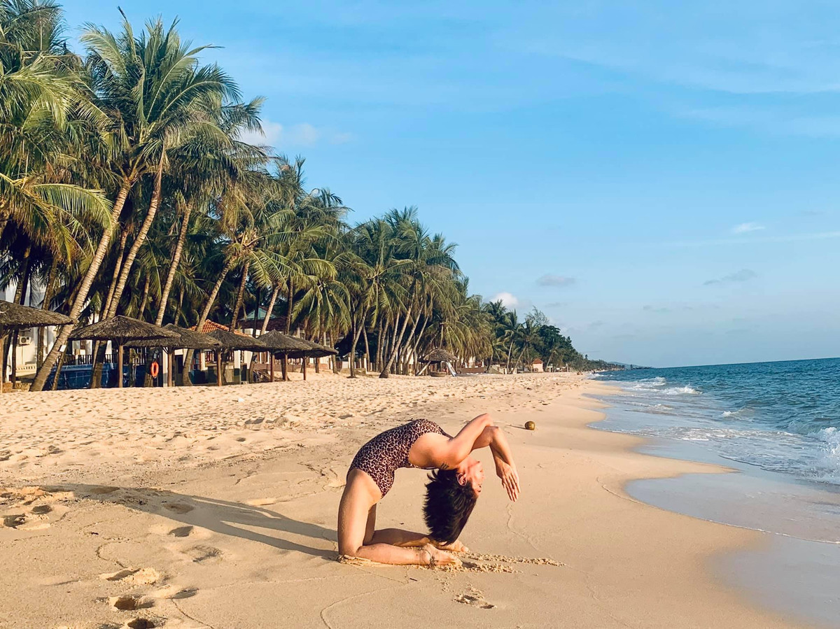 Cô thực hiện được nhiều động tác khó và chủ động duy trì lịch tập yoga kể cả khi đi du lịch hoặc bận rộn công việc.