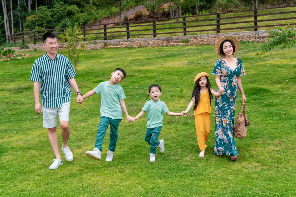 Người đẹp sinh năm 1984 thấy may mắn vì được ông xã Trí Rùa đồng hành, chia sẻ mọi điều trong cuộc sống. Tới nay, cặp đôi đã bên nhau được 20 năm, có ba con chung đủ nếp tẻ.