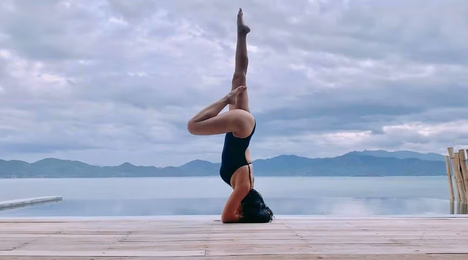 Một tư thế yoga khó đòi hỏi sự khéo léo và kỹ thuật được bà mẹ 3 con tập nhuần nhuyễn.