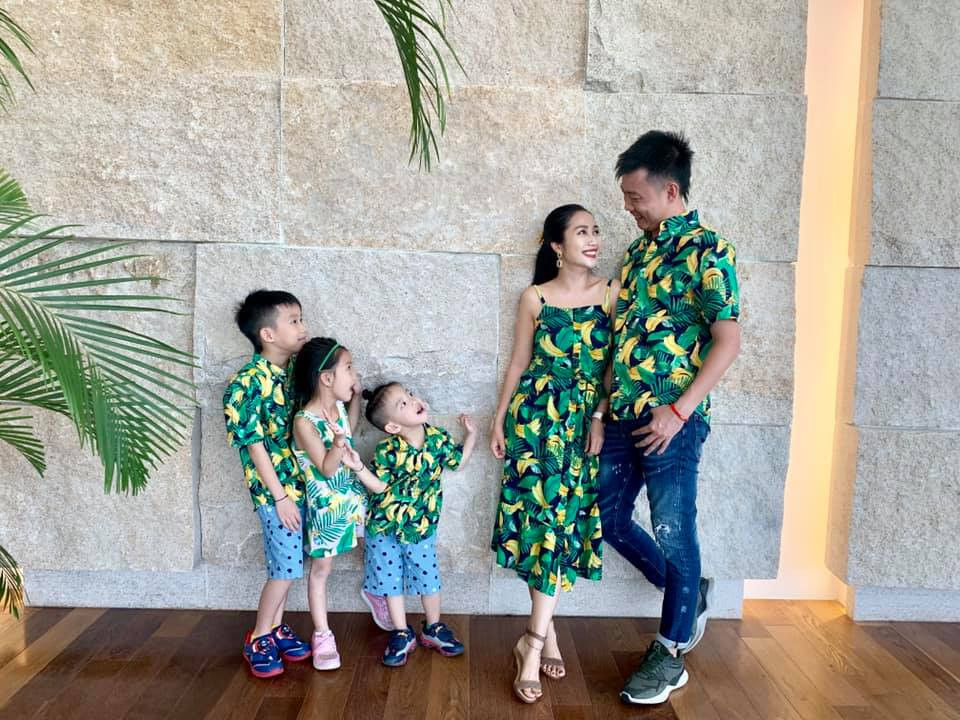 Bước sang tuổi 36, sự nghiệp của Ốc Thanh Vân ổn định ở cả lĩnh vực nghệ thuật và kinh doanh. Cô làm việc với cường độ cao, di chuyển liên tục và tự tay chăm sóc ba con nhưng vẫn giữ tinh thần tích cực và vẻ đẹp tràn đầy năng lượng.