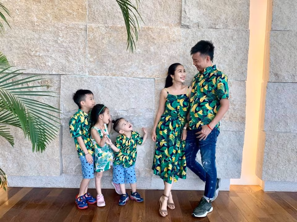 Bước sang tuổi 36, sự nghiệp của Ốc Thanh Vân ổn định ở cả lĩnh vực nghệ thuật và kinh doanh. Cô làm việc với cường độ cao, di chuyển liên tục và tự tay chăm sóc ba con nhưng vẫn giữ tinh thần tích cực và vẻ đẹp tràn đầy năng lượng.