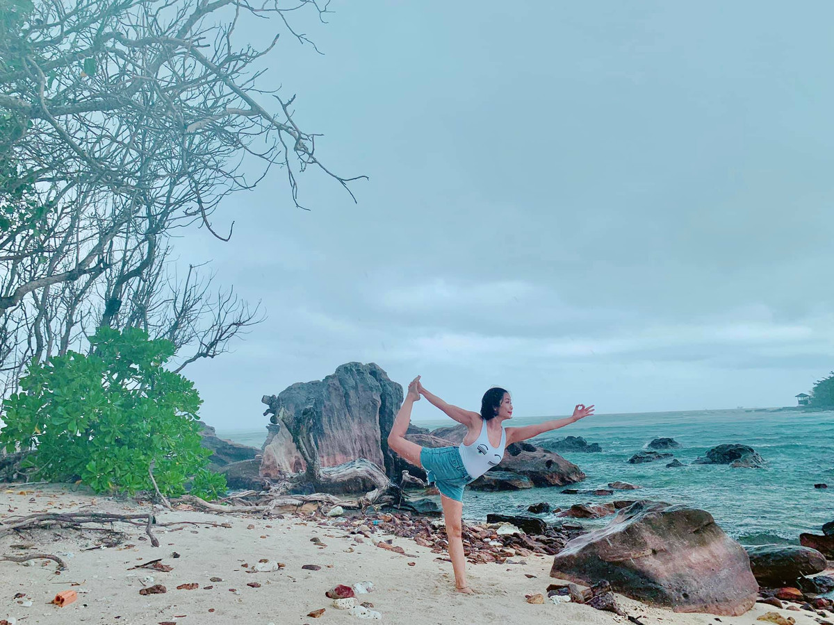 Một trong những bí quyết giúp bà mẹ ba con giữ sức khỏe và nhan sắc là yoga. Mỗi dịp nghỉ dưỡng, cô đều chia sẻ những bộ ảnh tập yoga trong khách sạn, trên thảm cỏ, bên bãi biển…