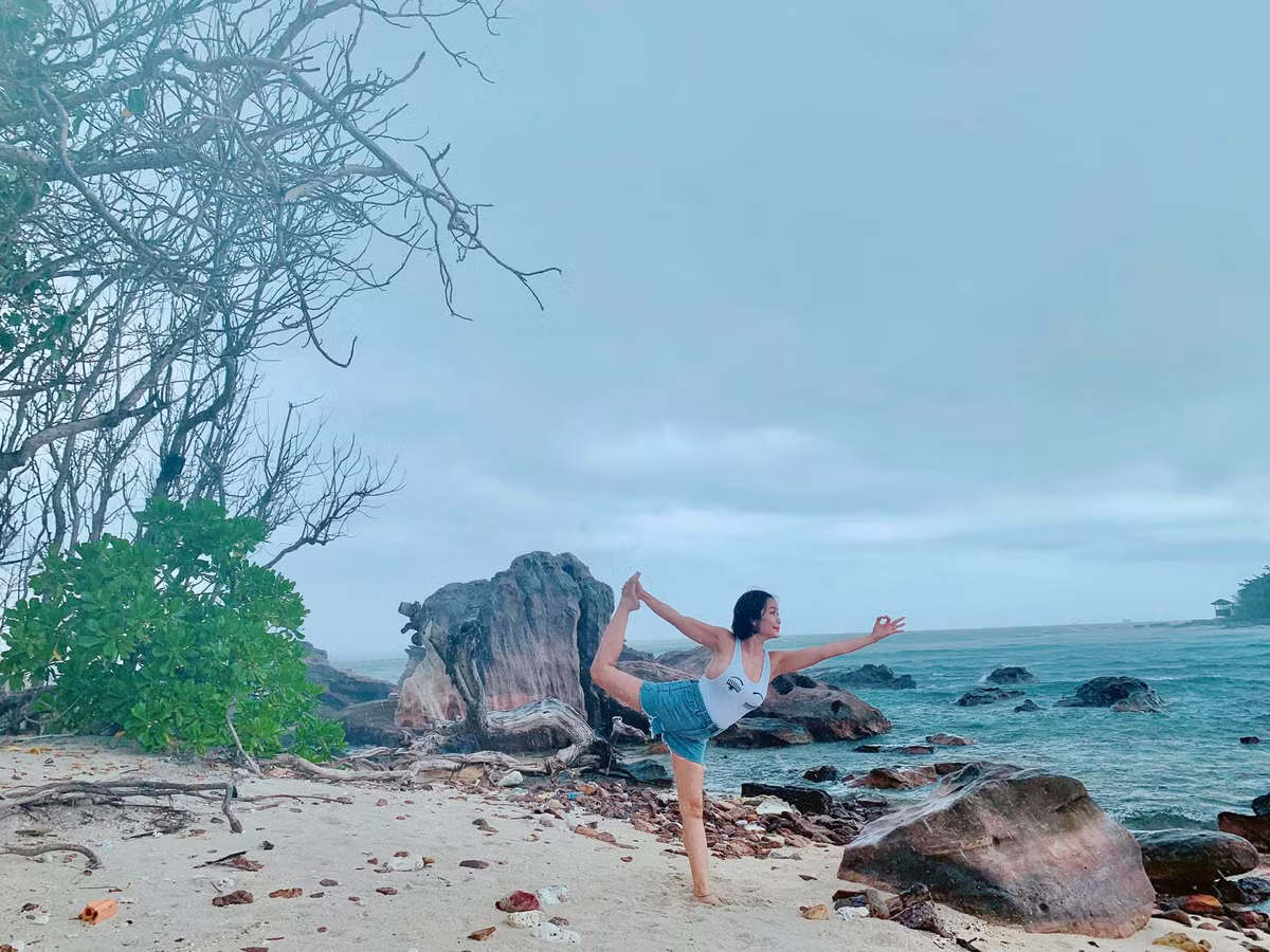 Một trong những bí quyết giúp bà mẹ ba con giữ sức khỏe và nhan sắc là yoga. Mỗi dịp nghỉ dưỡng, cô đều chia sẻ những bộ ảnh tập yoga trong khách sạn, trên thảm cỏ, bên bãi biển…