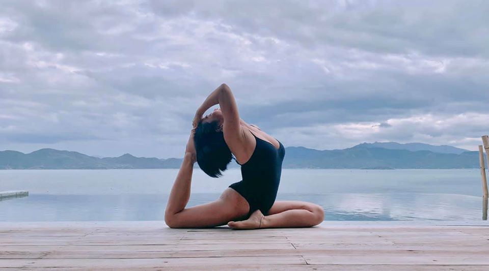 Ở nhà riêng, Ốc Thanh Vân thiết kế hẳn phòng tập yoga để cô được duy trì bộ môn yêu thích này. Nhờ đó mà dù chỉ cao 1m5 và trải qua 3 lần sinh nở nhưng Ốc Thanh Vân vẫn sở hữu hình thể đầy đặn, vòng một căng tràn.