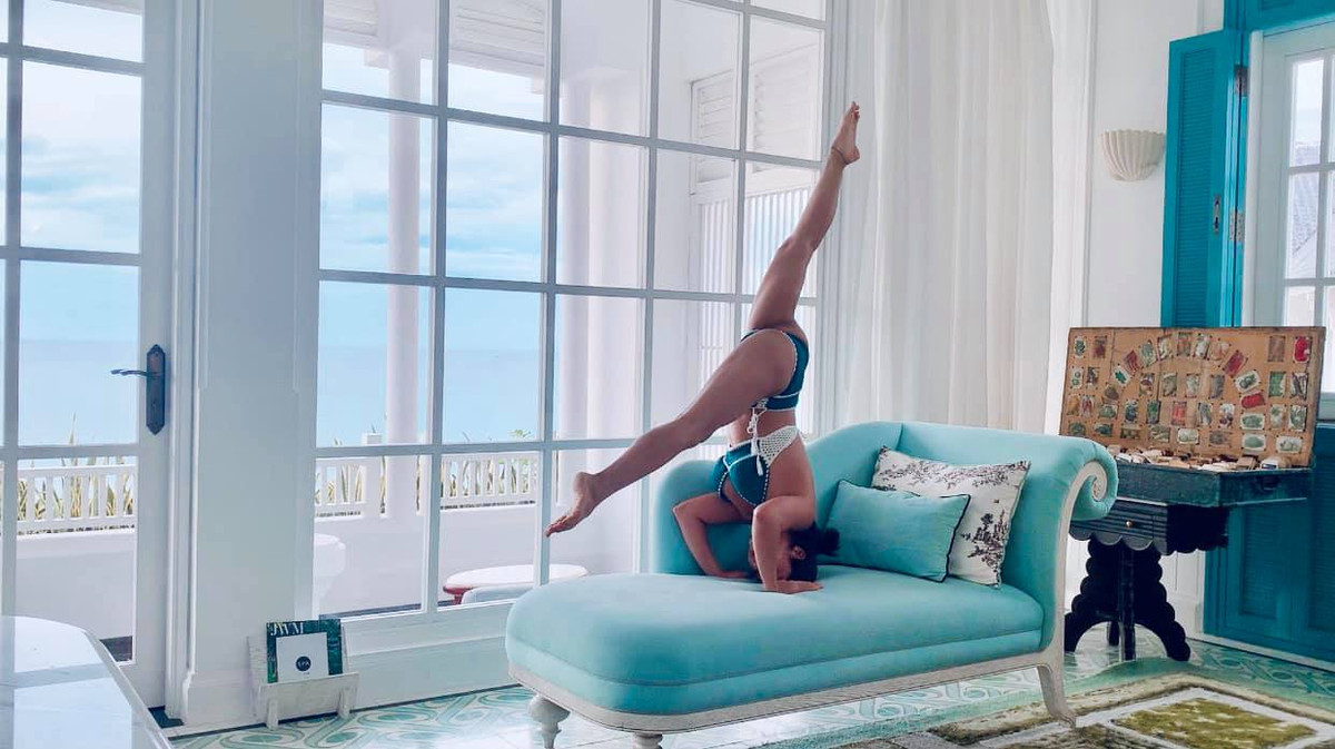 Qua hình ảnh được chia sẻ, bà xã Trí Rùa diện bikini 2 mảnh khoe vóc dáng nóng bỏng cùng loạt động tác yoga cực điêu luyện.