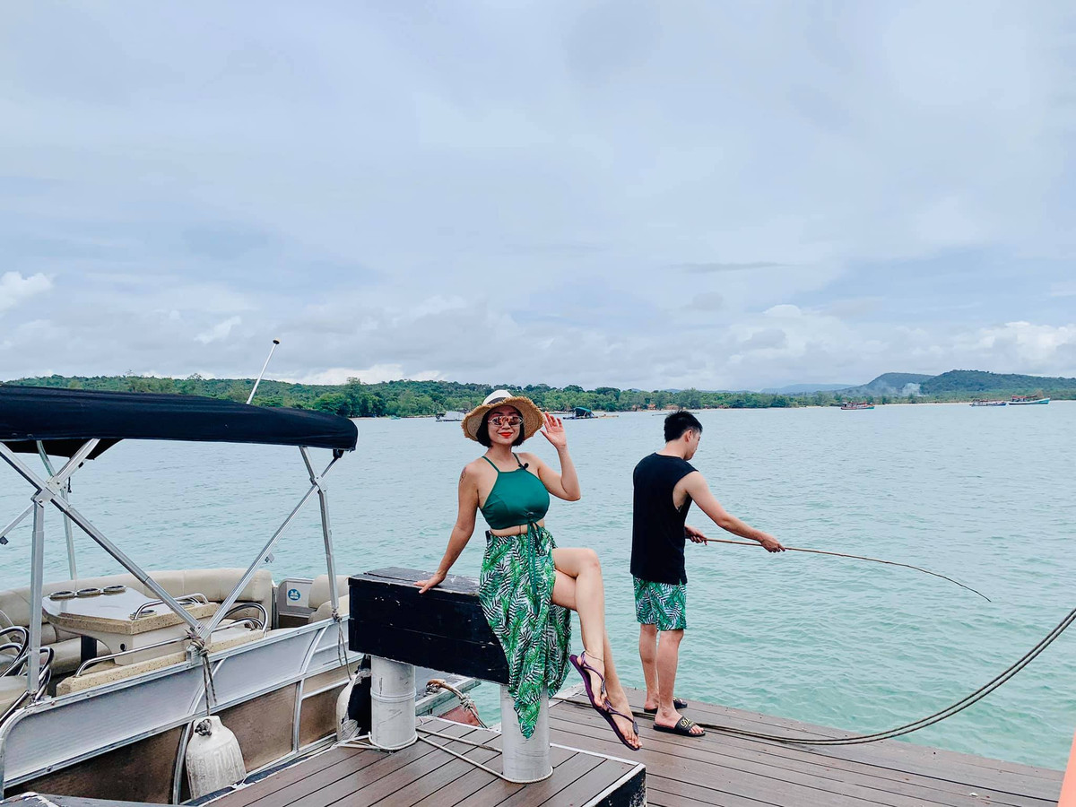 Nhờ chăm chỉ tập yoga và ăn uống khoa học, MC Ốc Thanh Vân giữ được vóc dáng gợi cảm dù chiều cao khiêm tốn và trải qua ba lần sinh nở.