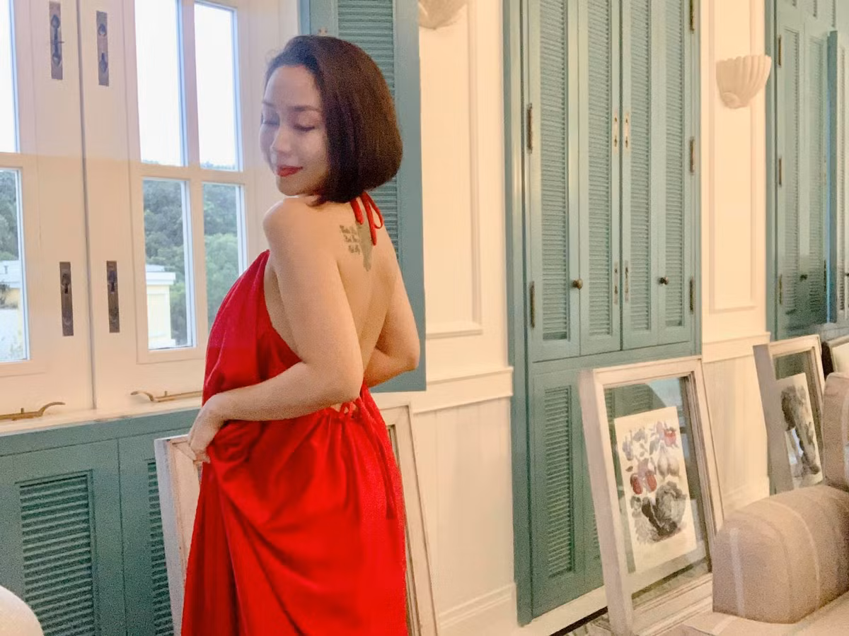 Nữ diễn viên Ốc Thanh Vân mới đây khiến cư dân mạng trầm trồ với loạt ảnh tập yoga cực điệu nghệ, khoe trọn body "không phải dạng vừa" dù đã trải qua 3 lần sinh nở.