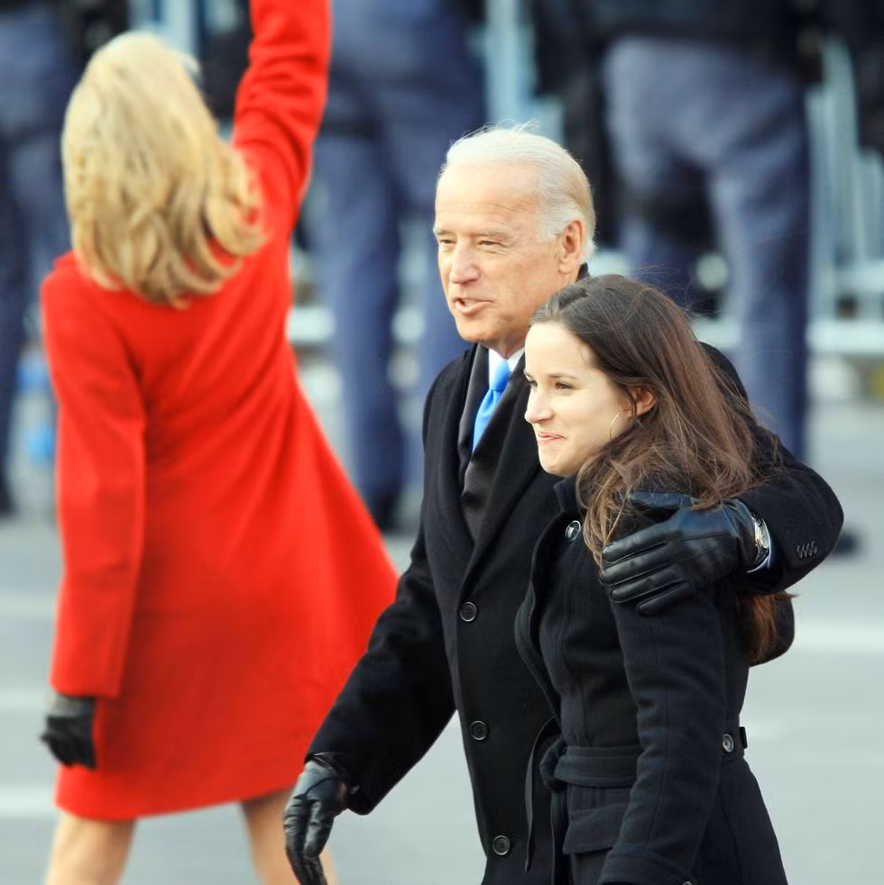 Ashley chuộng phong cách thời trang tối giản phù hợp với công việc của một nhà hoạt động xã hội mà cô theo đuổi.