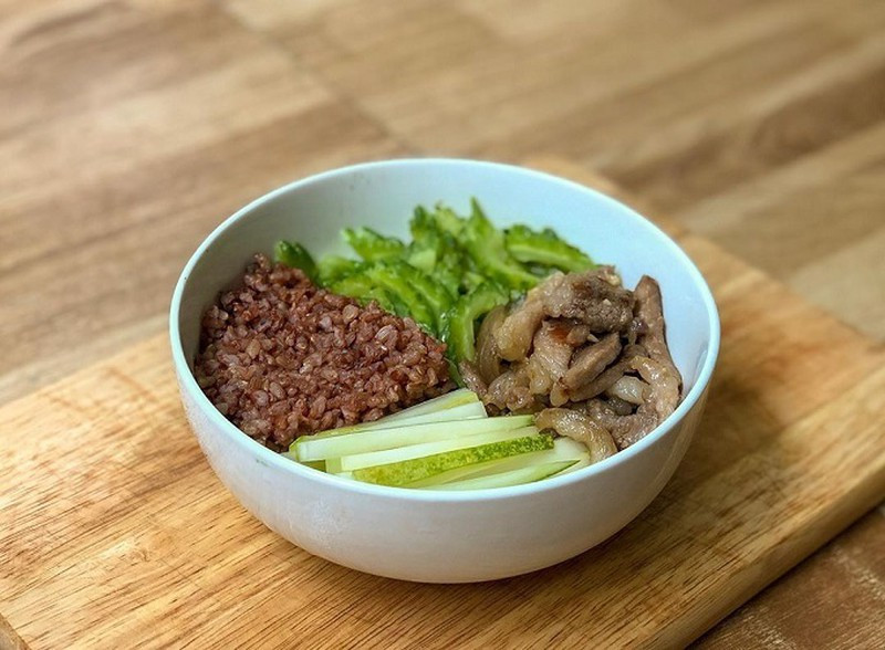 Người đẹp quê Cao Bằng cũng áp dụng cách tính toán calo trong mỗi bữa ăn nhằm kiểm soát chặt chẽ lượng thực phẩm, calo nạp vào cơ thể mỗi ngày. Một bữa của cô nàng 10X có mức calo dao động khoảng 250 - 350 calo.