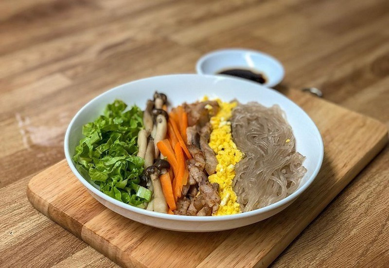 Để giữ dáng thon thả, Lương Thùy Linh thay thế cơm trắng bằng gạo lứt hoặc miến có hàm lượng chất xơ cao, chỉ cần ăn lượng nhỏ đã no. Gạo lứt hay miến đều giúp cơ thể nhanh no, từ đó hạn chế các cơn thèm ăn đồng thời góp phần thúc đẩy quá trình đốt mỡ.