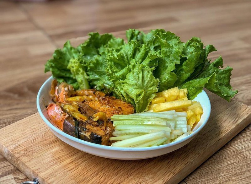 Để duy trì sự săn chắc của cơ thể, Thùy Linh cũng không quên bổ sung thực phẩm chứa nhiều protein như thịt, cá... vào thực đơn của mình. Mỗi bữa, cô tiêu thụ khoảng 50 - 100g thịt hoặc khoảng 200g cá tươi.