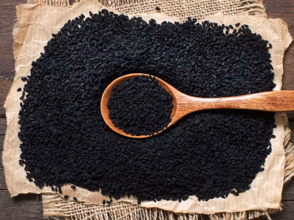 11. Hạt mè đen hay vừng đen: Hạt này đóng một vai trò quan trọng trong việc ngăn ngừa các bệnh liên quan đến tim và xơ vữa động mạch và làm giảm mức cholesterol toàn phần và lipid máu. Chúng cũng được biết đến với đặc tính chống lão hóa, chống ung thư và chống viêm.