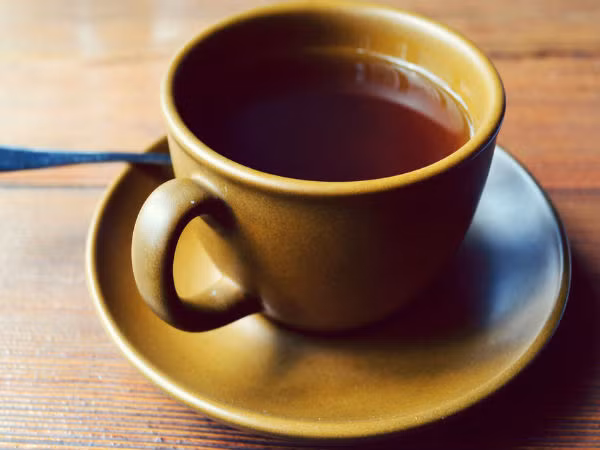 4. Trà đen: Đây là một loại thức uống ít calo thay thế cho nhiều đồ uống và nước tăng lực. Chúng chứa nhiều polyphenol như theaflavins, axit amin và thearubigin cùng nhiều flavonoid và catechin khác giúp ngăn ngừa nguy cơ mắc các bệnh mãn tính như tiểu đường và cao huyết áp.