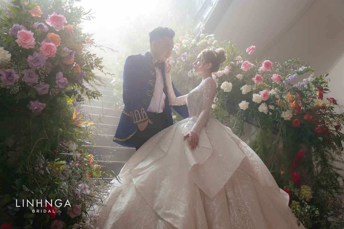 Mới đây, cặp đôi đã hé lộ 3 mẫu váy cưới mà cô dâu Xoài Non sẽ diện. Được biết, cặp đôi đã chi hơn 500 triệu để NTK Linh Nga thiết kế ra 3 chiếc váy cưới lộng lẫy cho cô dâu.