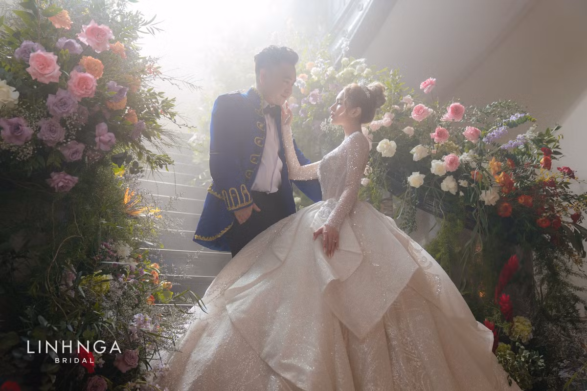 Mới đây, cặp đôi đã hé lộ 3 mẫu váy cưới mà cô dâu Xoài Non sẽ diện. Được biết, cặp đôi đã chi hơn 500 triệu để NTK Linh Nga thiết kế ra 3 chiếc váy cưới lộng lẫy cho cô dâu.