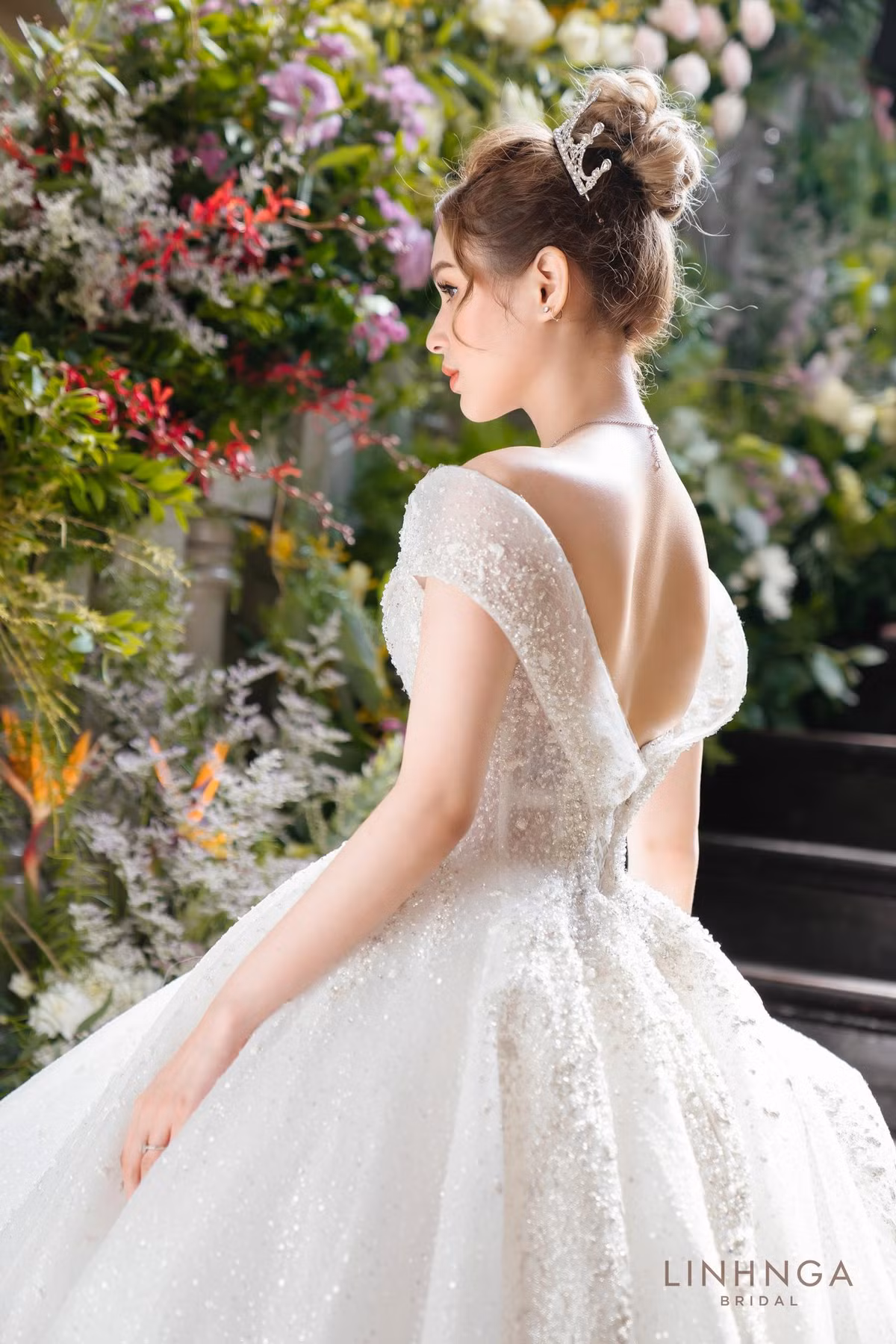 Đặc biệt, thiết kế này còn được đính 15.000 viên pha lê tạo thành tổng thể nữ tính, sang chảnh.