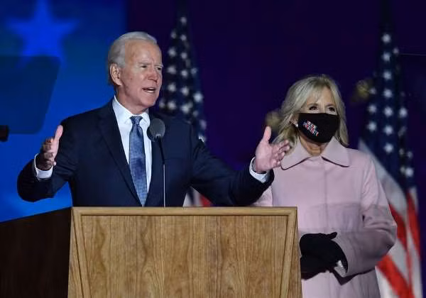 Thời trẻ, bà Jill Biden từng học về ngành kinh doanh thời trang nên bà rất tinh tế trong cách lựa chọn trang phục sao cho phù hợp.