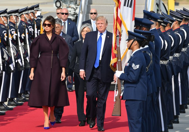 Từ khi ông Donald Trump bước chân vào Nhà Trắng, bà Melania Trump ngày càng trung thành với những trang phục kín đáo, lịch sự.