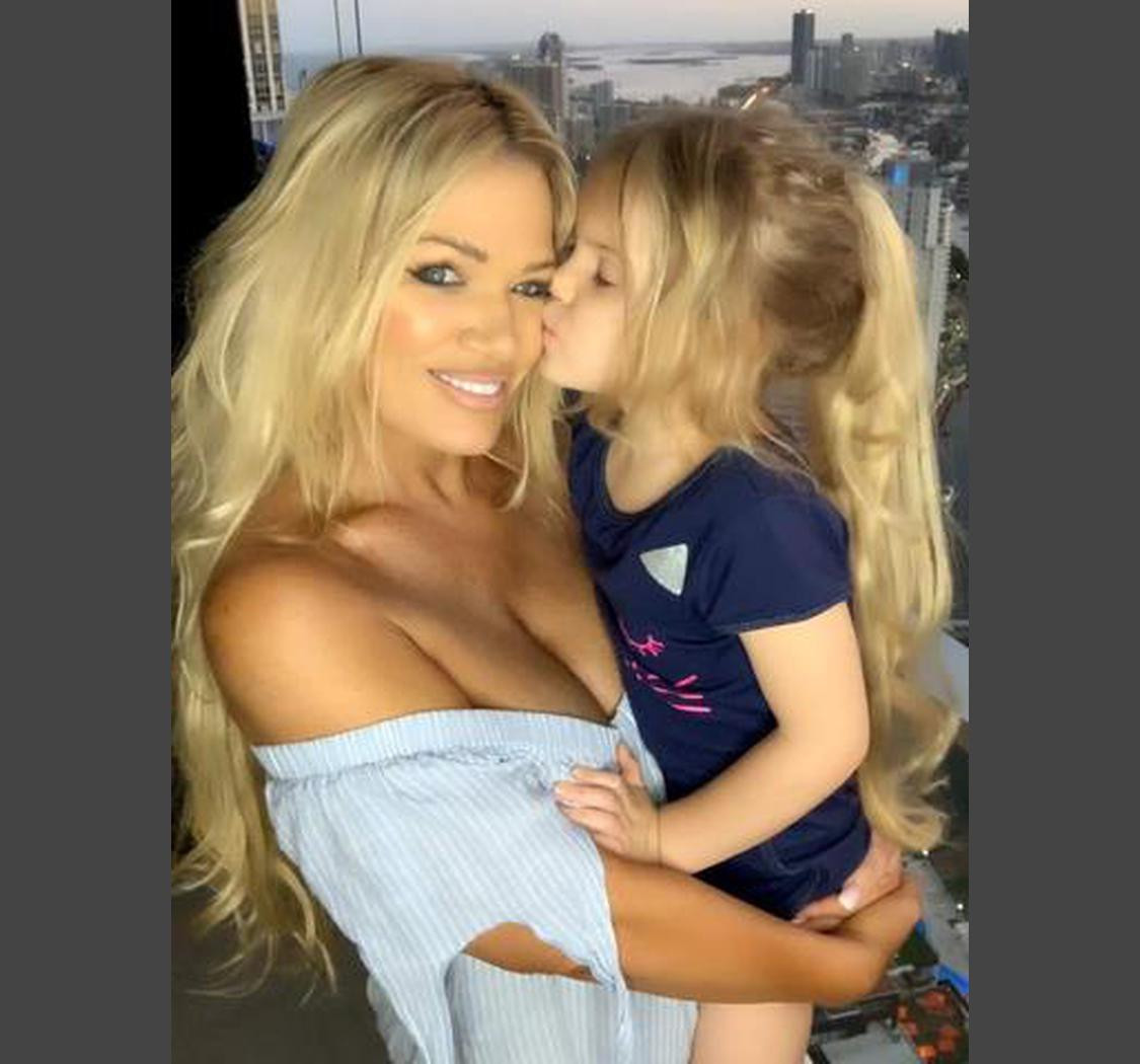 Bí quyết “ướp lạnh” trẻ hóa da của bà ngoại nóng bỏng 50 tuổi - Hình 2 Bi quyet “uop lanh” tre hoa da cua ba ngoai nong bong 50 tuoi-Hinh-2