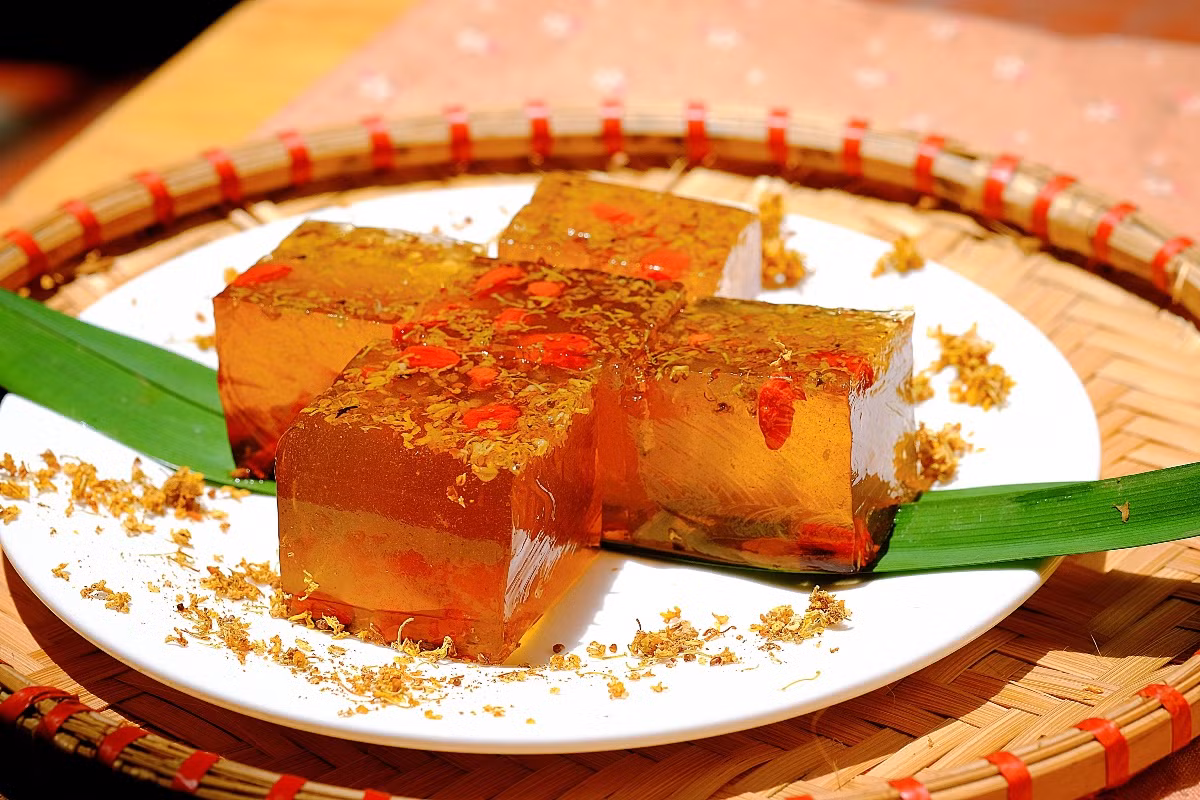 Bánh quế hoa: Người hâm mộ phim cổ trang Trung Quốc không xa lạ với món bánh quế hoa, một món ăn đẹp mắt được cung tần mỹ nữ dùng điểm tâm hoặc tráng miệng. Loại bánh này phổ biến nhất vào mùa thu khi tiết trời trở nên mát mẻ, lúc mà quế hoa nở rộ.