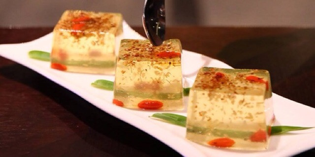 Loại bánh này làm từ loại quế hoa có màu sắc đa dạng từ 4 loại chính gồm quế tứ quý (vàng nhạt), đan quế (đỏ cam), kim quế (vàng tươi) và ngân quế (vàng nhạt). Tương truyền nếu dùng bánh quế hoa thường xuyên ngoài giúp dưỡng nhan còn giúp cơ thể tỏa ra mùi thơm rất quyến rũ.