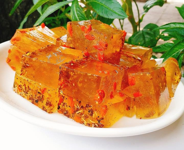 Bánh quế hoa được làm từ quế hoa kết hợp với kỳ tử, bột gelatin và đường hoặc mật quế hoa. Món ăn tươi mát, vị ngọt thanh và mang mùi thơm rất dễ chịu.