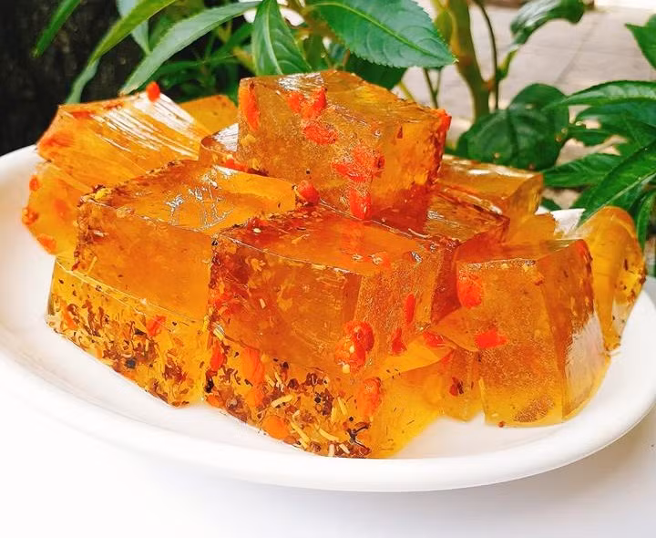 Bánh quế hoa được làm từ quế hoa kết hợp với kỳ tử, bột gelatin và đường hoặc mật quế hoa. Món ăn tươi mát, vị ngọt thanh và mang mùi thơm rất dễ chịu.
