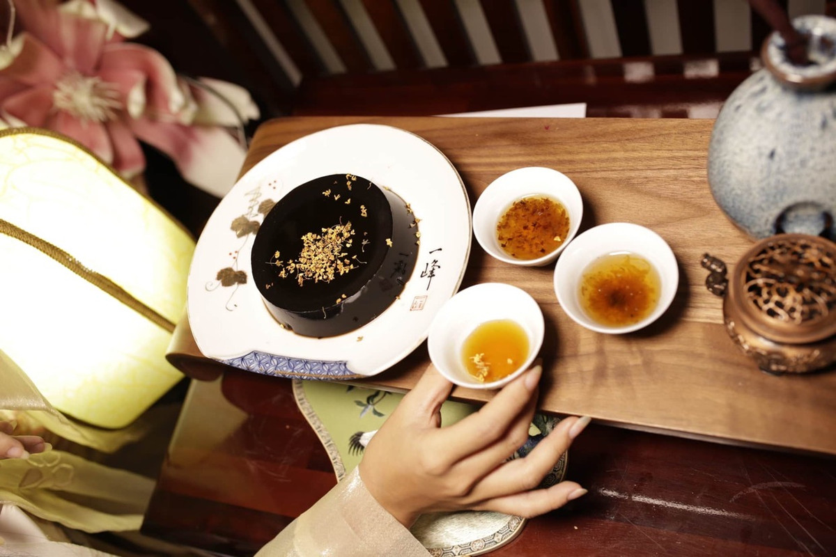 Theo đông y, cao quy linh ăn mát, có tính thanh nhiệt, trừ thấp, tiêu mụn, dưỡng nhan nhuận trường, nên già trẻ lớn bé đều thích hợp. Tuy nhiên, vì quy linh cao có tính mát và giải độc, nên phụ nữ có thai không nên dùng hay những người có thể chất yếu cũng không nên ăn dùng.