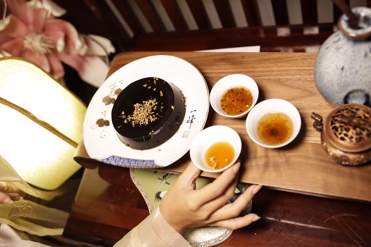 Theo đông y, cao quy linh ăn mát, có tính thanh nhiệt, trừ thấp, tiêu mụn, dưỡng nhan nhuận trường, nên già trẻ lớn bé đều thích hợp. Tuy nhiên, vì quy linh cao có tính mát và giải độc, nên phụ nữ có thai không nên dùng hay những người có thể chất yếu cũng không nên ăn dùng.