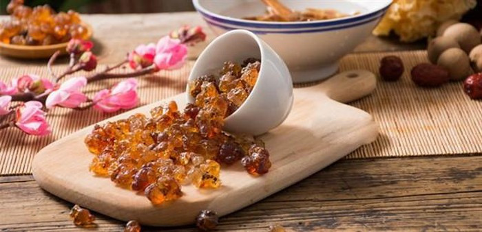 Thành phần cơ bản của chè dưỡng nhan vẫn thường bao gồm: nhựa đào, tuyết yến, tuyết liên tử, kỷ tử, táo đỏ, hạt sen, long nhãn…Tuy vậy, nhựa đào trong chè có tính nhuận tràng nên chúng ta cũng cần lưu ý xem một tuần dùng tối đa bao nhiêu chè dưỡng nhan và đối tượng sử dụng, tình trạng sức khỏe, tiêu hóa ra sao.