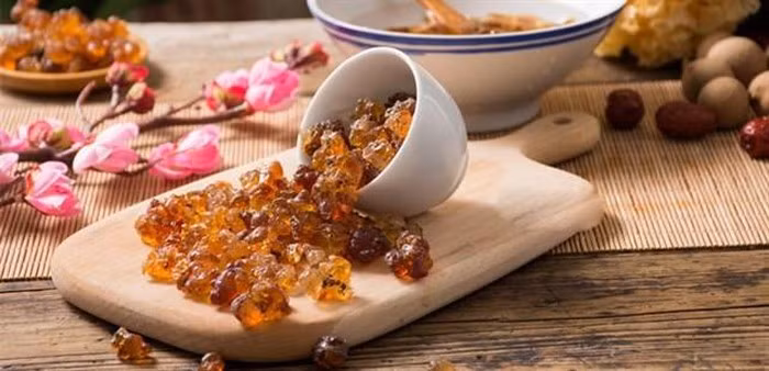 Thành phần cơ bản của chè dưỡng nhan vẫn thường bao gồm: nhựa đào, tuyết yến, tuyết liên tử, kỷ tử, táo đỏ, hạt sen, long nhãn…Tuy vậy, nhựa đào trong chè có tính nhuận tràng nên chúng ta cũng cần lưu ý xem một tuần dùng tối đa bao nhiêu chè dưỡng nhan và đối tượng sử dụng, tình trạng sức khỏe, tiêu hóa ra sao.