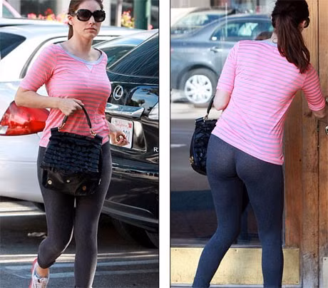  Mặc quần legging thay cho quần dài: Vì thoái mái nên nhiều chị em thường “tiện tay” mặc luôn quần legging thay cho quần dài khi ra đường. Thói quen tưởng chừng không sao nhưng hoàn toàn “có sao ” này cần phải bị xóa sổ ngay lập tức nếu bạn không muốn trở nên phản cảm trong mắt người khác.