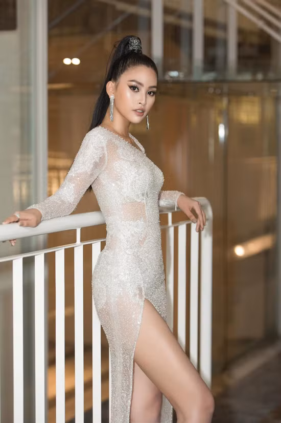 Những xu hướng váy dạ tiệc thịnh hành như váy trong suốt, đầm sequin, váy lụa... cũng được nàng hậu 20 tuổi liên tục cập nhật.