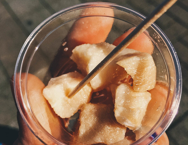 Hakarl: Thịt cá mập tươi được để thối rữa tự nhiên trong 6 tuần, sau đó cắt ra và phơi khô trong 4 tháng. Khi thưởng thức, thịt được cạo sạch các phần mốc, đập mềm và ăn như món nhẹ. Món đặc sản khó nuốt này thường có mùi khai nhẹ và vị rất khó ăn.