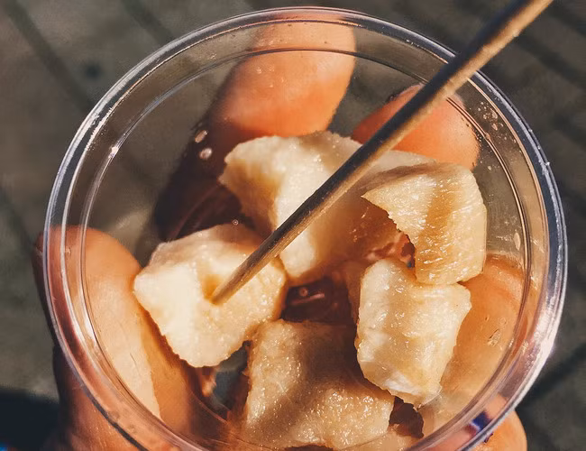 Hakarl: Thịt cá mập tươi được để thối rữa tự nhiên trong 6 tuần, sau đó cắt ra và phơi khô trong 4 tháng. Khi thưởng thức, thịt được cạo sạch các phần mốc, đập mềm và ăn như món nhẹ. Món đặc sản khó nuốt này thường có mùi khai nhẹ và vị rất khó ăn.