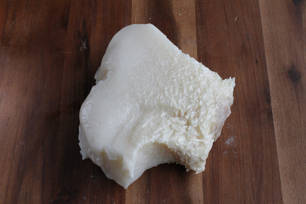 Mỡ cá voi lên men: Mỡ cá voi sẽ trở nên mềm hơn khi được muối trong sữa chua. Hiện tại, mỡ cá voi thật thường chỉ được phục vụ trong một số lễ hội truyền thống. Thay vào đó, người dân sử dụng loại làm từ cá.