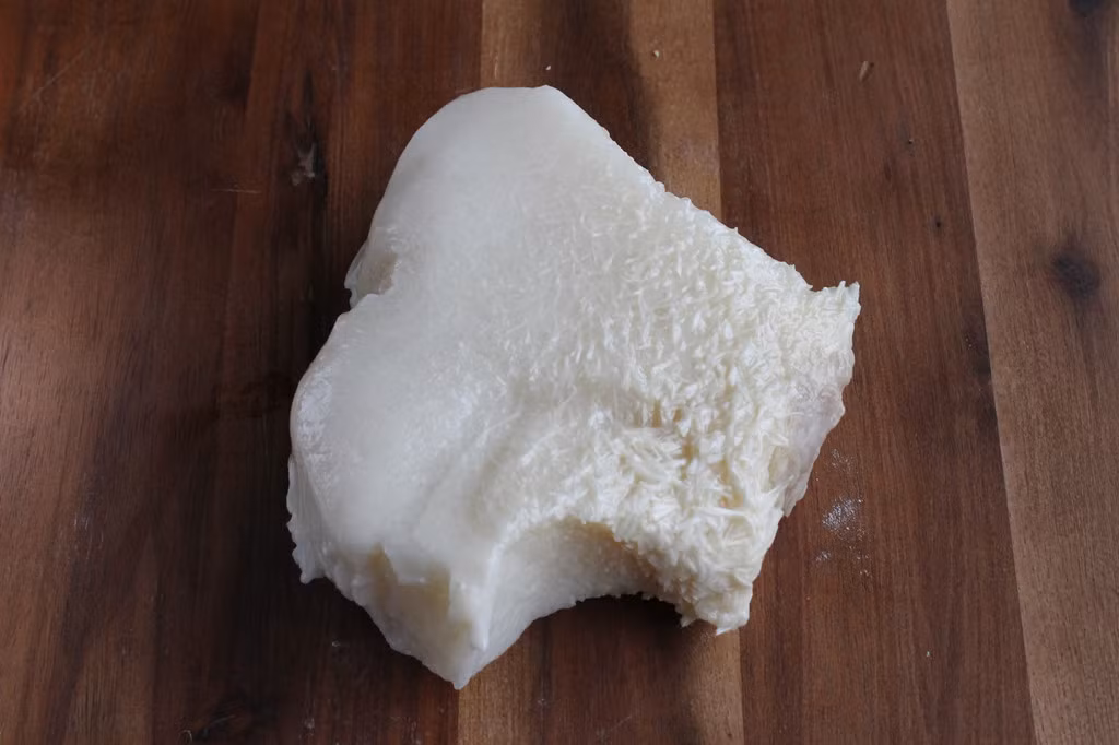 Mỡ cá voi lên men: Mỡ cá voi sẽ trở nên mềm hơn khi được muối trong sữa chua. Hiện tại, mỡ cá voi thật thường chỉ được phục vụ trong một số lễ hội truyền thống. Thay vào đó, người dân sử dụng loại làm từ cá.