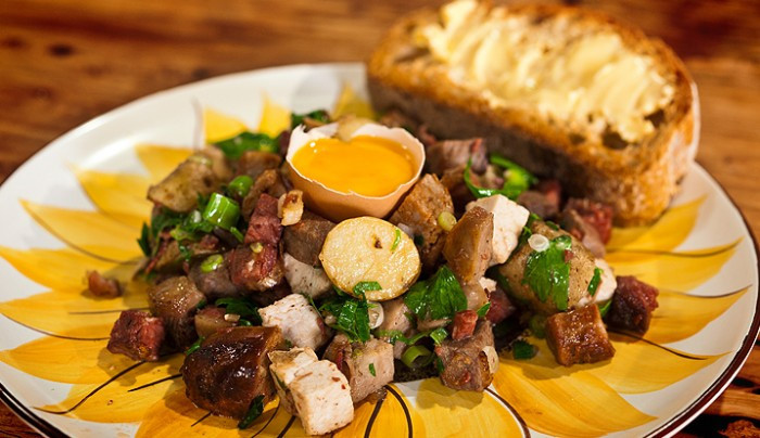 Biximatur: Món “tả phí lù” này được làm từ các mẩu thịt thừa, xào với khoai tây và hành. Tùy thuộc vào ngày hôm đó còn gì, món biximatur này sẽ có hương vị đặc trưng. Ảnh: Internet. 