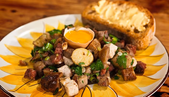 Biximatur: Món “tả phí lù” này được làm từ các mẩu thịt thừa, xào với khoai tây và hành. Tùy thuộc vào ngày hôm đó còn gì, món biximatur này sẽ có hương vị đặc trưng. Ảnh: Internet. 