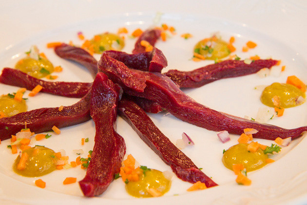 Puffin: Thịt chim puffin được chế biến theo nhiều cách ở các nhà hàng. Tuy nhiên, theo truyền thống, tim còn nóng của puffin sẽ được ăn sống khi vừa lấy ra khỏi con chim. Một cách khác dễ ăn hơn là trộn với nước sốt làm từ sữa.