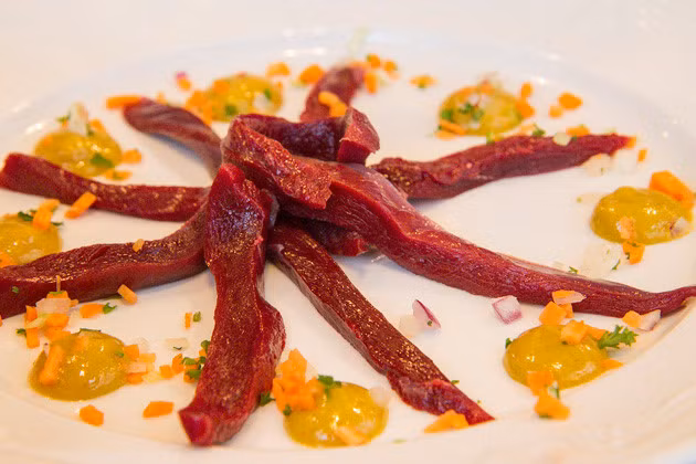 Puffin: Thịt chim puffin được chế biến theo nhiều cách ở các nhà hàng. Tuy nhiên, theo truyền thống, tim còn nóng của puffin sẽ được ăn sống khi vừa lấy ra khỏi con chim. Một cách khác dễ ăn hơn là trộn với nước sốt làm từ sữa.