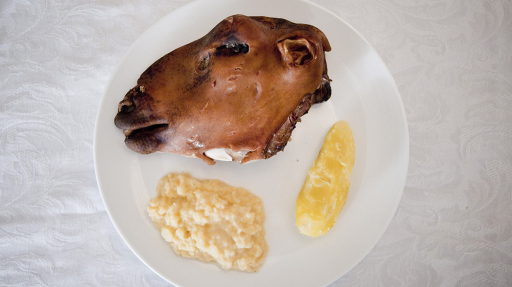 Svid: Tương tự như món Smalahove của Na Uy, Svid là đầu cừu được thui rồi bổ đôi và đem luộc. Phần lưỡi và cằm của đầu cừu thường được ưa chuộng.